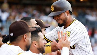 Thumbs up: Padres’ Luis Arraez back to pesky ways