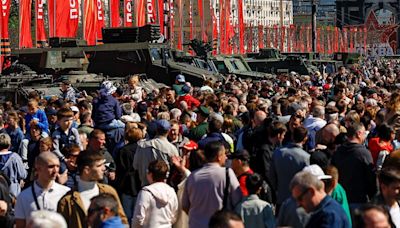 Russians throng to display of Western ‘trophy’ tanks captured in Ukraine