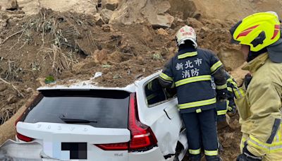 影/「瑞典坦克」擋災？基隆山崩夫妻連人帶車遭掩埋 超幸運後門還能開急逃