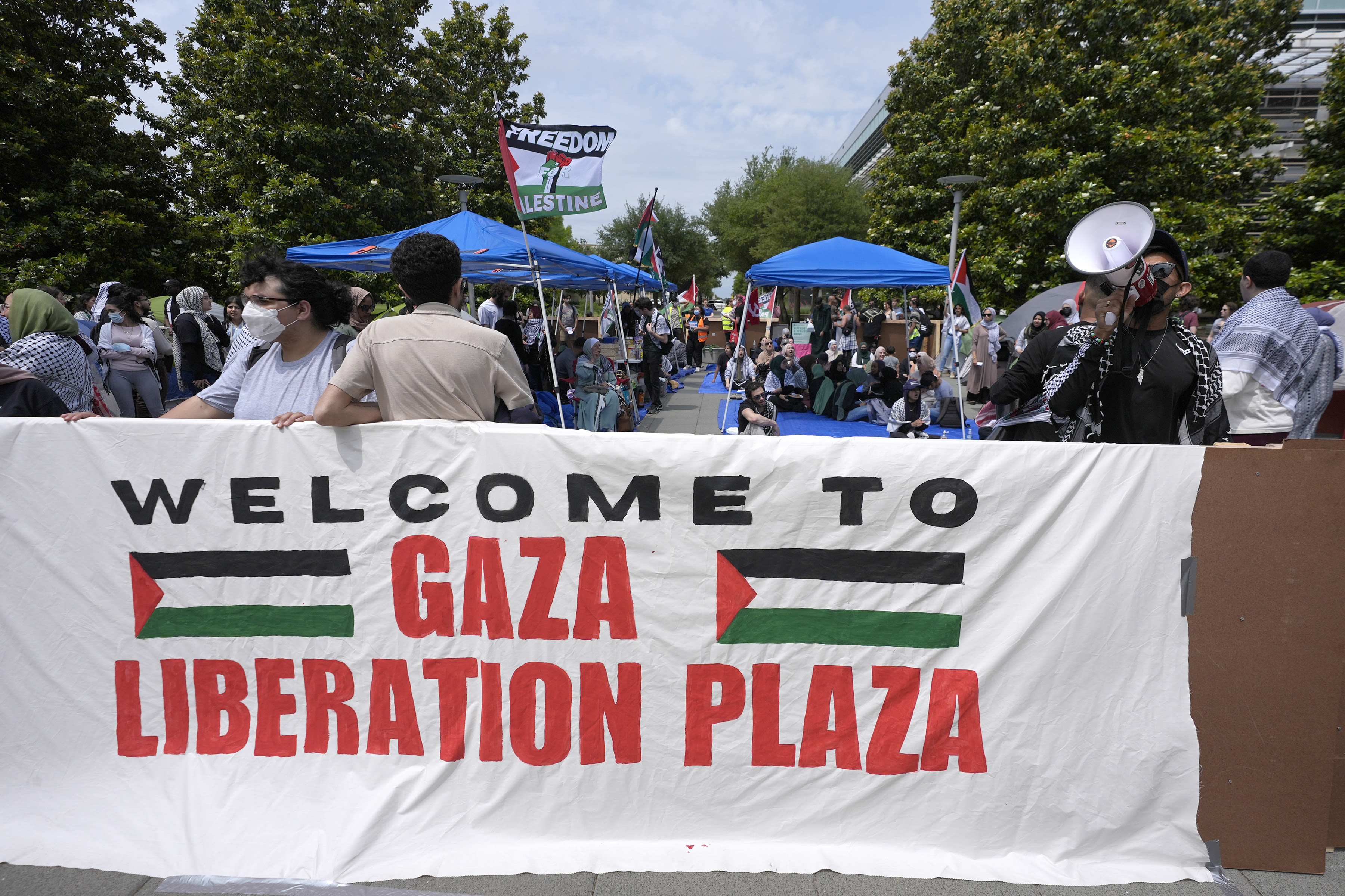 Pro-Palestinian protests dwindle to tiny numbers and subtle defiant acts at US college graduations