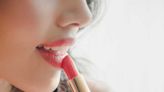 Cristina Cordula nous révèle son astuce pour éviter que le rouge à lèvres ne file dans les ridules