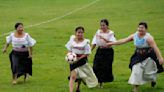 El fútbol con anaco-falda une a las mujeres de una comunidad indígena del norte de Ecuador