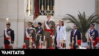 La reina Letizia sorprende con un nuevo traje blanco y joyas de zafiros en su reencuentro con Leonor