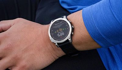 Olvídate de cargar este reloj deportivo Garmin: dura hasta 37 días su batería y tiene oferta imperdible