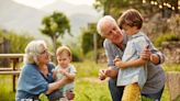 El primer país de la UE en el que los abuelos van a cobrar por cuidar a los nietos