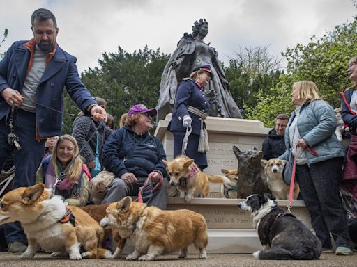 Rainha Elizabeth II é homenageada com estátua sorridente e corgis de bronze na Inglaterra