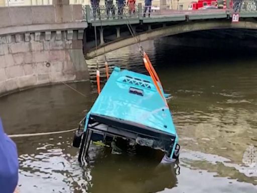 俄羅斯巴士墜河釀7死 阿根廷列車事故90傷