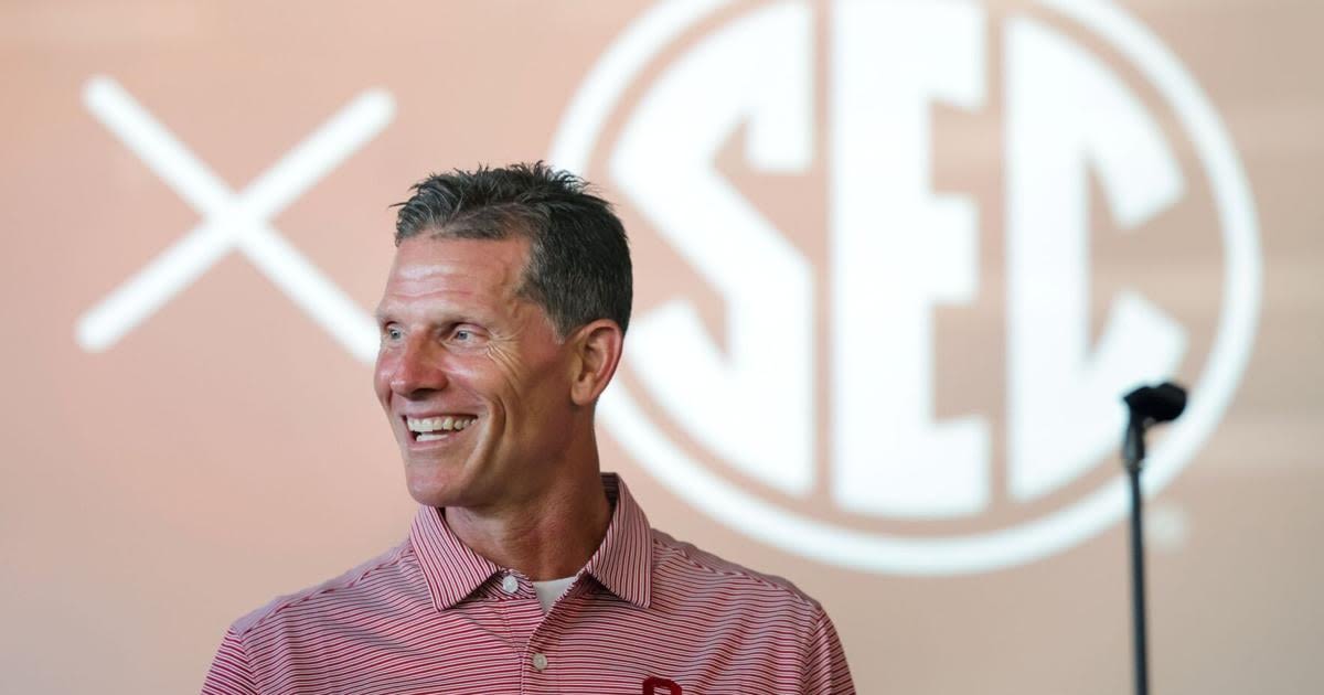 Brent Venables on SEC call: Studying opposing offenses, third-down issues and those pesky iPads