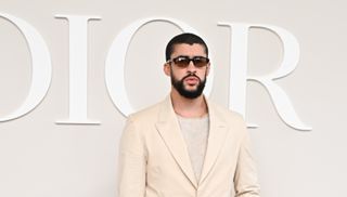 Bad Bunny brilla en París en la primera fila del desfile de Dior junto a la dama de la moda