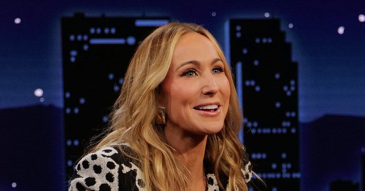 Nikki Glaser Nails Why Ben Affleck Bombed At Tom Brady Roast