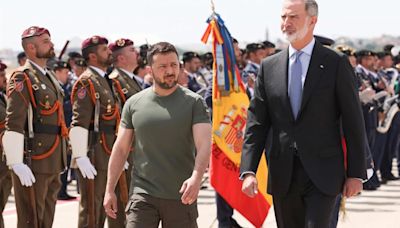 VÍDEO: Zelenski agradece a los españoles que "no miren hacia otro lado" y condecora a cooperante asesinada por Rusia