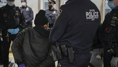 Sujeto prende en fuego a pasajero del metro de Manhattan, se fugó en tren y fue capturado por NYPD - El Diario NY