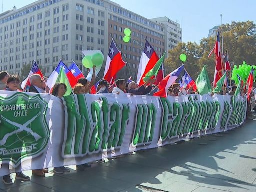 "Matar a un carabinero es matar al país": realizan marcha en Santiago en apoyo a Carabineros