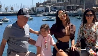 Sabrina Sato curte praia em Portugal com a filha e os pais