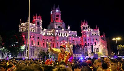 Los españoles celebran en las calles el triunfo de la selección en la Eurocopa