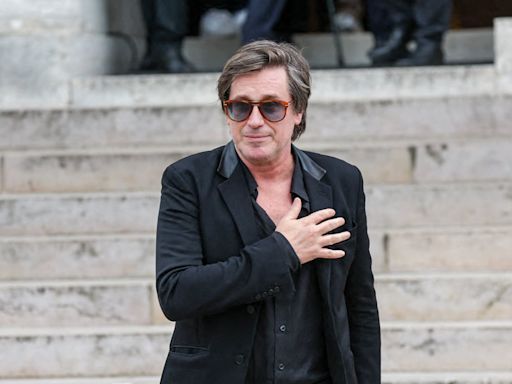 "La confrontation de…" : Thomas Dutronc seul face à la dépouille de Françoise Hardy, son père a refusé