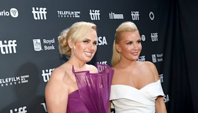 La actriz Rebel Wilson se casa con Ramona Agruma en Cerdeña