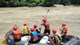 Rescatistas en Nepal recuperan 11 cuerpos tras un deslave que arrojó dos autobuses a un río