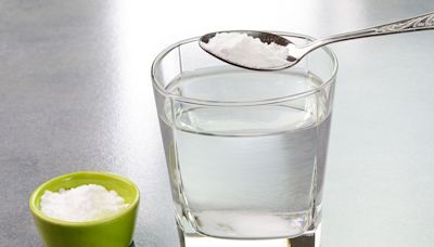 Agua con bicarbonato de sodio: los beneficios y los riesgos de esta tendencia en salud