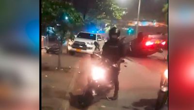 [Video] Fuerte accidente dejó 2 heridos y carro terminó volcado; hay moto involucrada