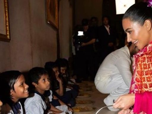 El compromiso solidario de Kim y Khloe Kardashian en Bombay tras asistir a la boda del heredero del hombre más rico de la India