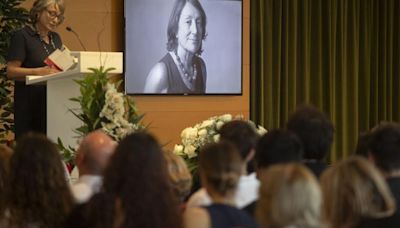 Unas 300 personas despiden a Rosa Regàs en un acto en el que sonó el himno de Riego