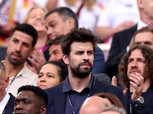 Piqué, su hijo Milan y Carles Puyol, animando a la Roja