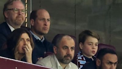 Il principe William e il figlio George in tribuna allo stadio: prima uscita pubblica dopo l'annuncio di Kate