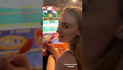 Sophie Turner es vista en la Arena Coliseo en función de Lucha Libre