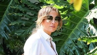 Jennifer Lopez visita mansão avaliada em R$ 114 milhões durante busca por nova residência