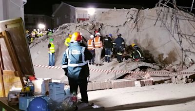 Suben a siete los muertos en el derrumbe de un edificio en Sudáfrica y 39 siguen atrapadas