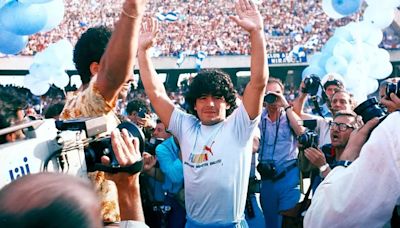 El día que la ciudad más pobre de Italia compró al futbolista más caro del mundo: a 40 años del amor a primera vista entre Maradona y Napoli
