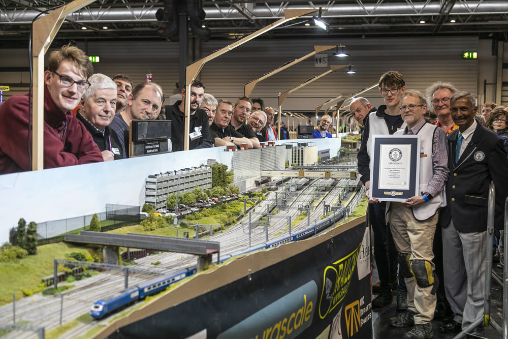 Railnuts, Pete Waterman set world record with Making Tracks 4 layout - Trains