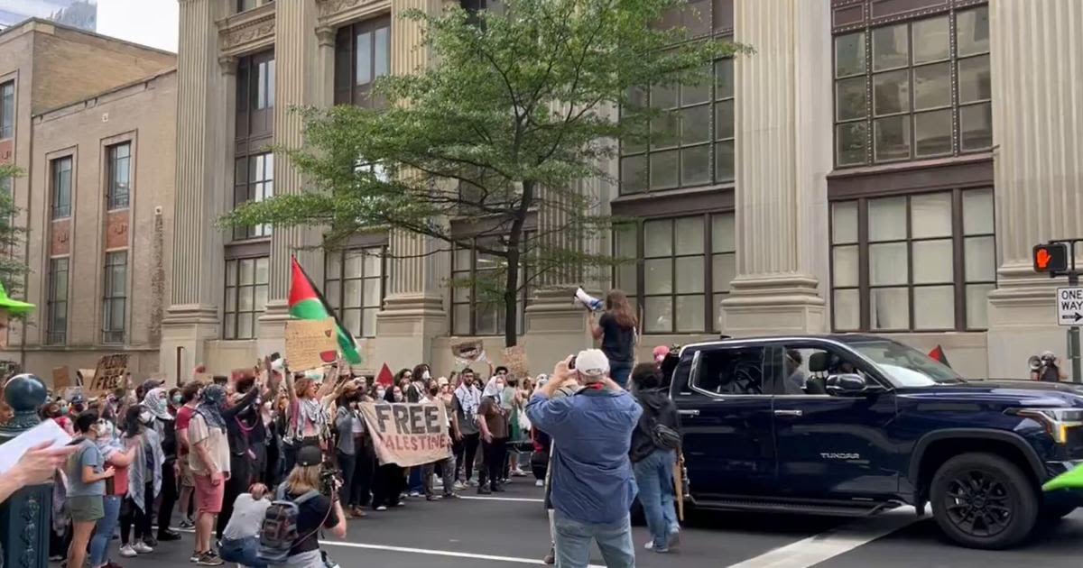 Pro-Palestine protesters march to Kaine's office, block Richmond intersection