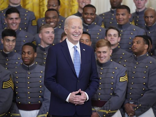 Joe Biden recibió en la Casa Blanca a los Army Black Knights, equipo militar de fútbol americano campeón en 2023 - El Diario NY