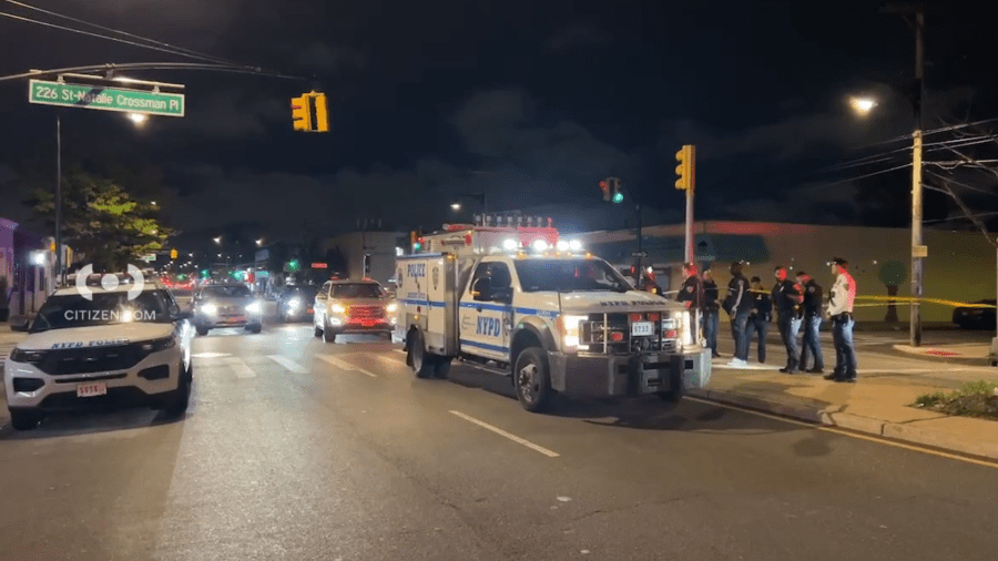 Man shot in the face, teen shot in the head in moving car in Queens: NYPD