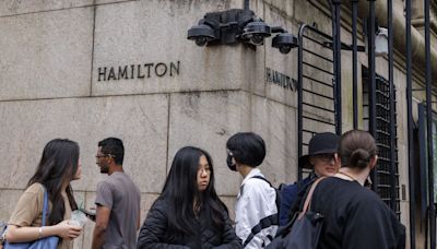 Estudiantes de la Universidad de Columbia ocupan un edificio al iniciarse las suspensiones