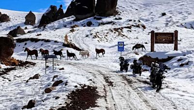 Viaje en moto por el norte neuquino bajo nieve: la aventura soñada de cuatro amigos por los paisajes más lindos de la Patagonia