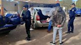 "No tenía dónde dejarla": Sorprenden a transportista de pasajeros llevando a su hija en el maletero en Argentina
