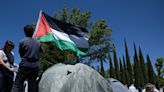 Ismael Serrano, Marwán, Vetusta Morla o Juan Diego Botto acuden a la acampada de la UCM en apoyo a Palestina