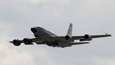 北韓衛星發射失敗之際 美軍RC-135U偵察機飛臨南韓 - 自由軍武頻道