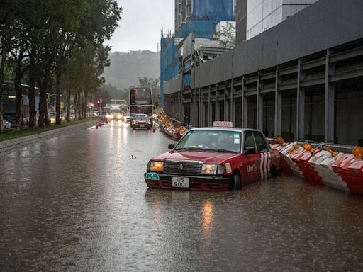 Hong Kong Issues First Red Storm Signal of Year as Roads Flood