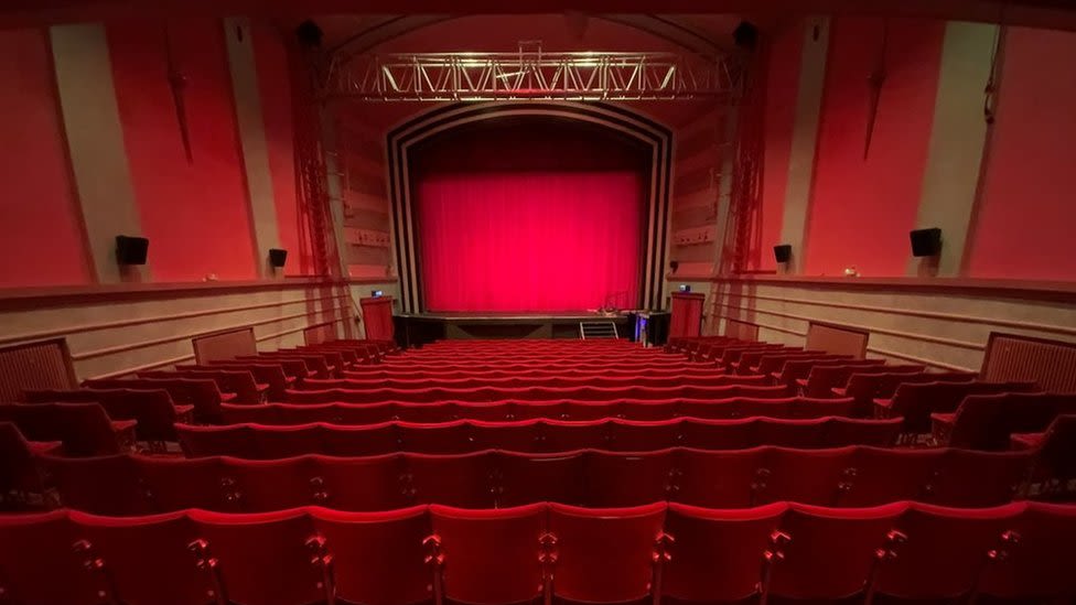 Ricky Gervais: Demand for Christchurch theatre's tickets 'unprecedented'