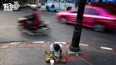 泰國乞丐「每月狂賺8.8萬」 官員急籲：拜託遊客別再給錢！