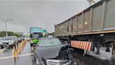 北市連環車禍！疑天雨視線差 洲美快速道路5車撞一團 - 社會