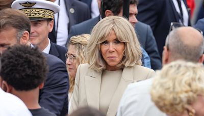 Brigitte Macron : la Première dame entourée de ses deux chiens au Palais de l'Elysée, cette image qui surprend