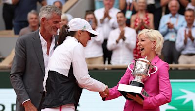 Tennis icon Chris Evert shuts down 'silly' claim about Iga Swiatek at Wimbledon