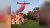 Muere piloto de avión tras rociar humo de color rosa en una fiesta de revelación de género en México, dicen las autoridades
