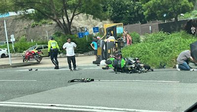 長沙灣電單車猛撼私家車 5人受傷 (16:51) - 20240721 - 港聞