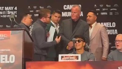 ¡Se calentaron los ánimos! 'Canelo' Álvarez y Oscar de la Hoya casi llegan a los golpes